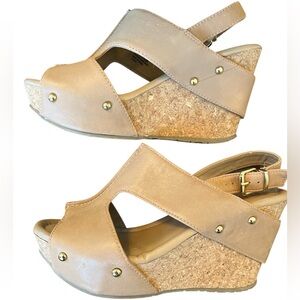 Kenneth Cole Reaction Tan Sandel Wedges Gold stud detail & leather upper Size 7